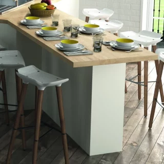 Plan de travail et coin repas de la cuisine