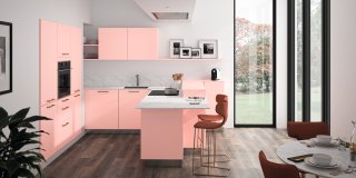 Cuisine coloris rose poudré équipée avec coin repas